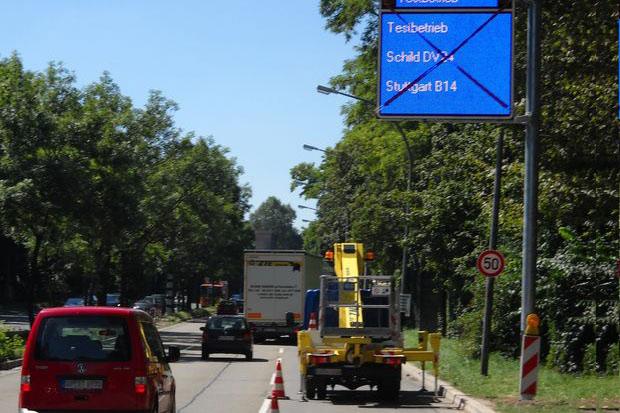 
Dank elektronischer Leuchttafeln wird unnötiges Anhalten und Anfahren an Ampeln vermieden. Foto: Stadt Stuttgart


'Die Installation der Hinweistafeln ist ein wichtiger Schritt auf dem Weg, den Verkehr in der Innenstadt zu verflüssigen', sagte 